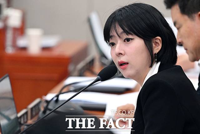 '징계 효력 정지' 외교통일위원회 전체회의에서 현안 질의하는 배 의원.