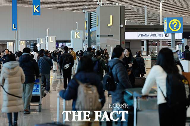 지난해 해외로 출국한 우리 국민 수가 역대 최대치인 3000만명에 이르렀지만, 여행사 3사의 실적은 오히려 뒷걸음질을 쳤다. 패키지여행을 주로 이용하는 중·노년층이 고물가 여파로 지갑을 닫으면서 여행사 모두 관광 특수에서 비껴간 것이다. /남윤호 기자
