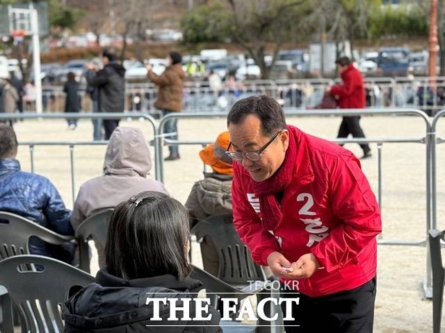 홍성주 대구 달서구청장 예비후보가 선거운동을 하고 있다. /홍성주 예비후보