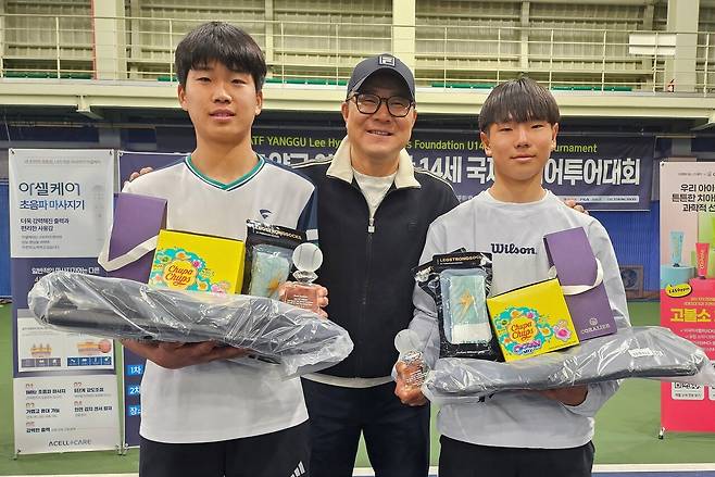 남자복식에서 우승한 윤상원(왼쪽)과 최민건(오른쪽). 이형택재단