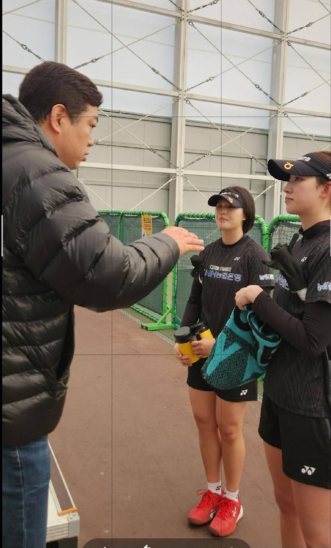 황정미(가운데)는 팀 동료 임진아와 여자복식에도 출전했다. 왼쪽은 NH농협은행 유영동 감독. 김경무 기자