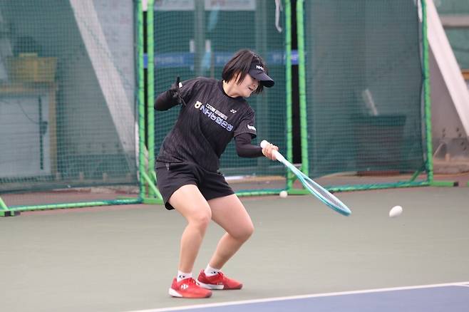 황정미의 위협적인 커팅 서브. 대한정구협회