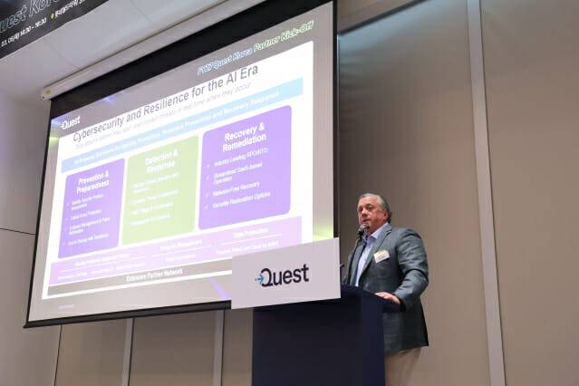 팀페이지 퀘스트소프트웨어 CEO가 행사에서 기조연설을 하고 있다