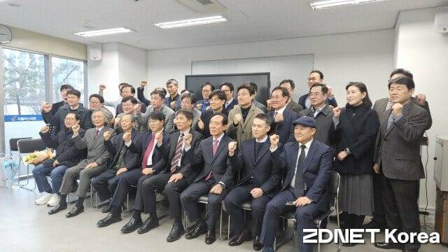 한국피엠오협회 회장 이·취임식에 참석한 관계자들이 PMO 산업 발전을 위한 의지를 다졌다. (사진=지디넷코리아)