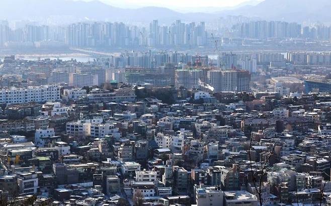 정부가 다주택자에 대한 양도소득세 중과에 이어 비거주 1주택자에 대한 규제 카드까지 검토하고 나서면서 주택거래 시장의 격변이 예고되고 있다. 연합뉴스