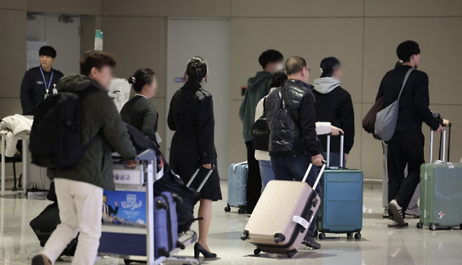 5일 중동을 방문했던 여행객 및 기타 이용객들이 인천국제공항 제2여객터미널을 통해 입국하고 있다. 연합뉴스