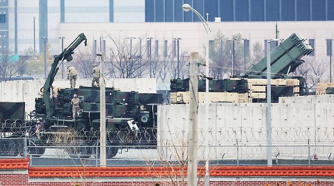 주한미군 장병들이 5일 경기도 평택시 캠프 험프리스 기지에서 크레인 등을 이용해 지대공 방공 체계 ‘패트리엇’ 포대를 이동하려 하고 있다. 군 당국은 오는 9일부터 실시되는 한미 연합 연습 ‘자유의 방패(FS)’를 위해 요격 포대를 긴급 이동 배치하는 훈련이라고 설명했지만, 군 소식통은 “훈련을 위한 기동이더라도 훈련 종료 이후 중동으로 옮겨질 가능성을 배제할 수는 없다”고 말했다./연합뉴스