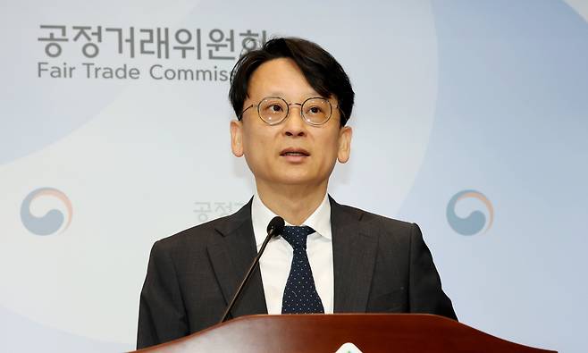유성욱 공정거래위원회 조사관리관이 6일 세종시 정부세종청사에서 4개 전분당 제조판매 사업자의 부당 공동행위 건에 대한 심의 상정 내용을 발표하고 있다./뉴스1
