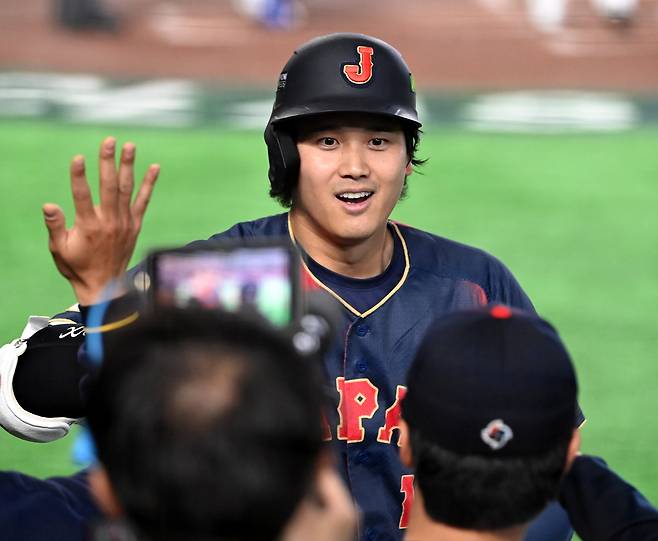6일 일본 도쿄돔에서 열린 WBC(월드베이스볼클래식) 일본과 대만의 경기. 2회초 1사 만루 오타니가 만루홈런을 치고 동료들과 기쁨을 나누고 있다. /허상욱 스포츠조선 기자
