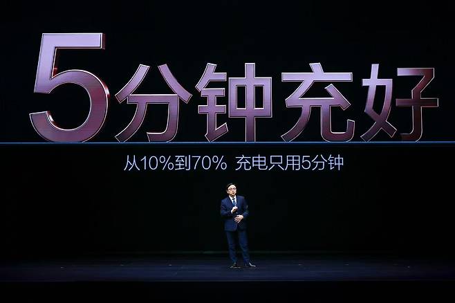 왕촨푸 BYD 회장이 신형 '블레이드 배터리 2.0' 출시를 알리고 있다. /BYD 제공