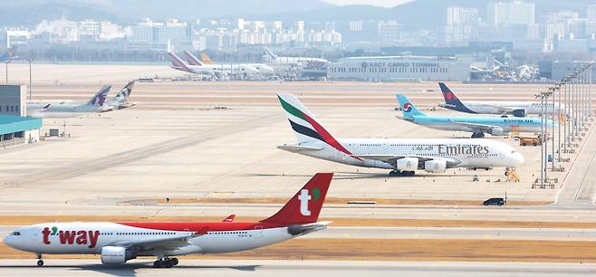 미국과 이스라엘의 이란 공격에 따른 여파로 중동 여러 국가에서 영공이 폐쇄돼 민항기 운항이 중단된 가운데 4일 인천국제공항 계류장에 에미레이트·카타르 항공 등의 여객기가 서 있다. /연합뉴스