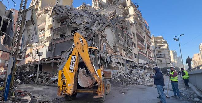 5일(현지 시간) 레바논 수도 베이루트 남부의 다히예에서 최근 이스라엘의 공습으로 파괴된 건물의 잔해를 불도저가 제거하고 있다. 지난달 28일 미국과 이스라엘이 이란을 공습하기 시작한 후 이스라엘과 레바논의 친이란 무장단체 헤즈볼라의 교전 또한 격화하고 있다. 다히예=AP 뉴시스