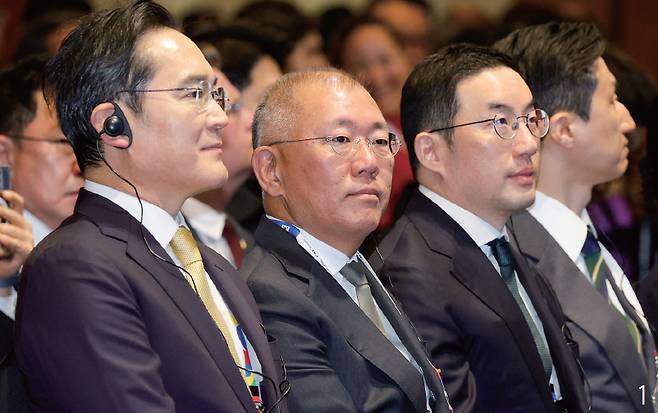 1. (왼쪽부터) 이재용 삼성전자 회장, 정의선 현대차그룹 회장, 구광모 LG그룹 회장, 정기선 HD현대 회장이 2월 23일 서울 중구 롯데호텔 서울에서 열린 한·브라질 비즈니스 포럼에 참석했다. /뉴스1