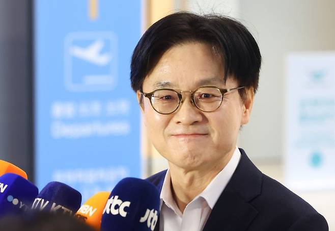 김정관 산업통상부 장관이 캐나다에서 열리는 LG엔솔 배터리 공장 준공식 참석을 계기로 캐나다 초계 잠수함 프로젝트(CPSP) 사업 수주를 지원하기 위해 5일 오전 인천국제공항 2터미널을 통해 출국하며 취재진 질문에 답변하고 있다. 뉴시스