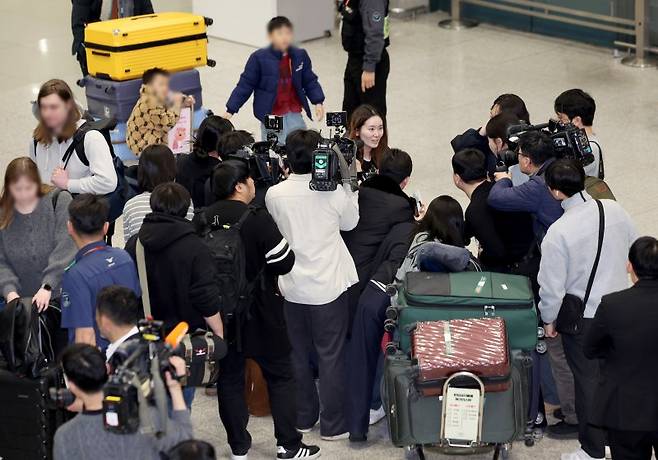 미국·이스라엘과 이란의 군사 충돌 여파로 중동 정세 불안이 고조되는 가운데 주이란대사관 직원이 5일 인천국제공항 제1터미널을 통해 귀국, 취재진의 질문에 답하고 있다. 2026.03.05. /사진=뉴시스