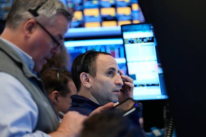 국제 유가가 5일(현지시간) 폭등하면서 뉴욕 증시가 일제히 하락했다. 다만 유가 충격이 덜한 기술주들은 낙폭이 상대적으로 작았다. AP 뉴시스