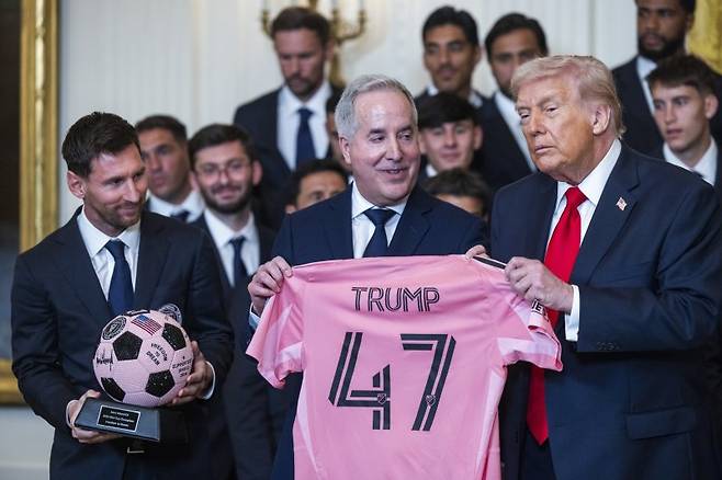 5일(현지시간) 미국 워싱턴DC 백악관에서 미국 프로축구팀 인터 마이애미 소속의 (왼쪽부터) 리오넬 메시 선수, 조지 마스 구단주, 도널드 트럼프 미국 대통령이 기념 사진을 찍고 있다.EPA연합뉴스