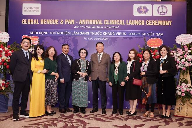 베트남 국립열대질환병원(NHTD)과 베트남 보건당국은 지난 5일 베트남 하노이 롯데호텔 컨벤션센터에서 ‘뎅기 및 유사질환 치료제 글로벌 임상 개시 행사’를 개최하고 임상 스폰서인 현대바이오사이언스를 초청했다. 현대바이오사이언스 제공.