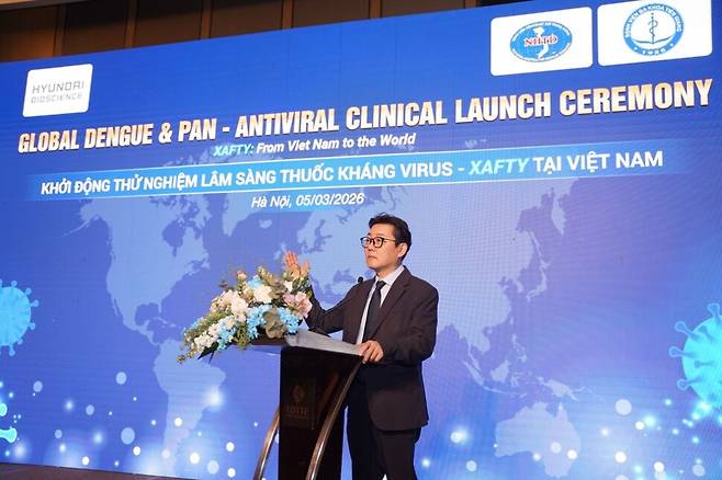 지난 5일 베트남 하노이 롯데호텔 컨벤션센터에서 열린 ‘뎅기 및 유사질환 치료제 글로벌 임상 개시 행사’에서 관련 치료제 후보물질 ‘자프티(Xafty·CP-COV03)’의 글로벌 임상 계획을 발표 중인 정진환 현대바이오사이언스 부사장. 현대바이오사이언스 제공  스폰서인 현대바이오사이언스를 초청했다. 현대바이오사이언스 제공.