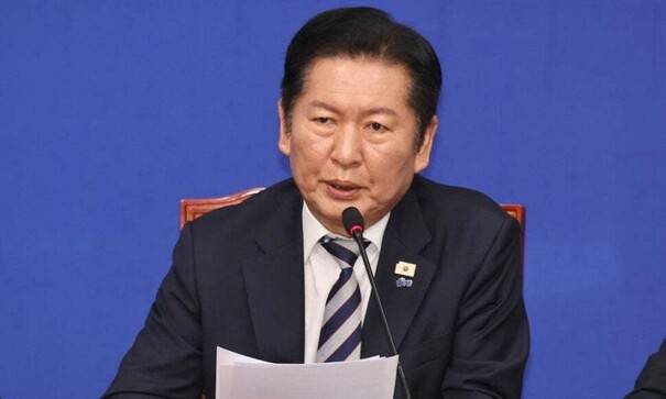 정청래 더불어민주당 대표가 4일 국회에서 열린 당 최고위원회의에서 발언하고 있다. 윤운식 선임기자 yws@hani.co.kr