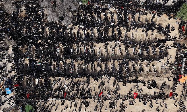 이스라엘이 이란 미나브의 초등학교를 폭격해 최소 165명의 어린이와 교직원이 사망한 장례식이 3일(현지시각) 현지에서 열려 주민들이 묘지에서 희생된 어린이들을 기리고 있다. 미나브/UPI 연합뉴스