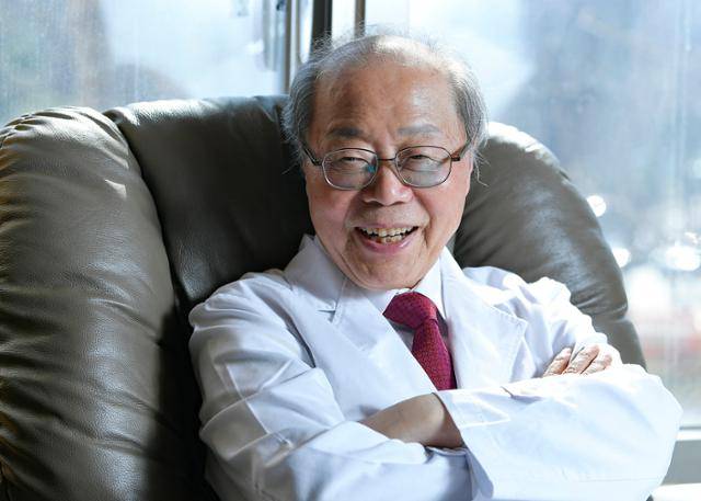 서효석 편강한의원 원장이 지난달 25일 서울 서초구 편강한의원에서 팔짱을 끼고 있다. 그는 "수를 둘 때 팔짱을 끼는 게 습관이라 '공포의 서팔짱'이라는 별명을 가지고 있다"며 웃었다. 임지훈 인턴기자