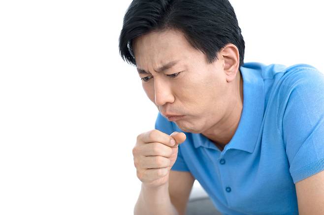 반복되는 사레는 연하곤란의 신호일 수 있으며 제때 필요한 치료를 받지 않으면 생명을 위협할 수 있다./사진=클립아트코리아