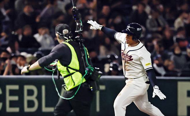 <yonhap photo-7522="">5일 일본 도쿄돔에서 열린 2026 WBC 조별리그 C조 1차전 대한민국과 체코의 경기. 8회말 2사 한국 저마이 존스가 좌월 솔로 홈런을 치고 세리머니를 하고 있다. 2026.3.5 [연합뉴스]</yonhap>