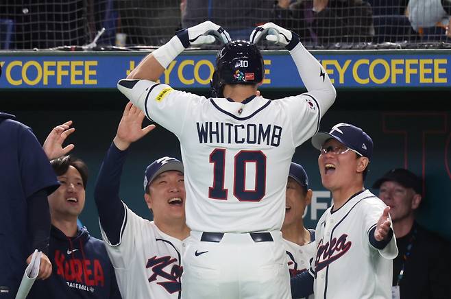 <yonhap photo-7088="">5일 일본 도코돔에서 열린 2026 월드베이스볼클래식(WBC) 조별리그 C조 1차전 한국과 체코의 경기. 3회초 1사 한국 셰이 위트컴이 솔로 홈런을 친 뒤 류지현 감독과 코치진에게 하트를 날리고 있다. 2026.3.5 [연합뉴스]</yonhap>