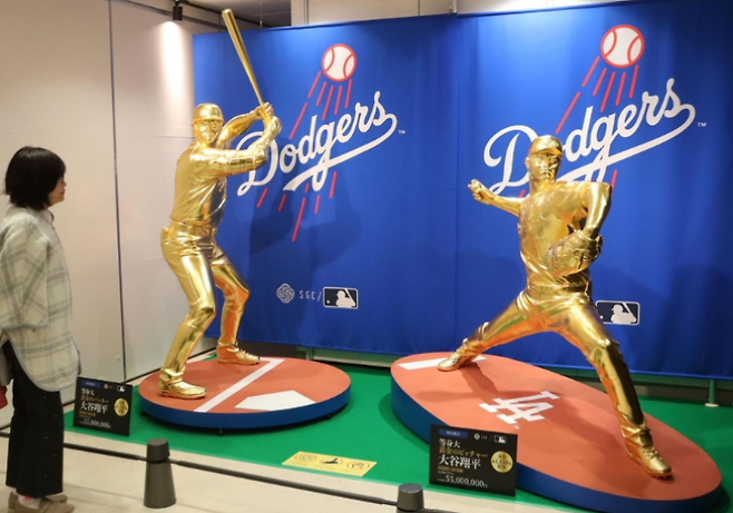 금박으로 덮인 오타니의 조각상. [사진 마이마루 고베]