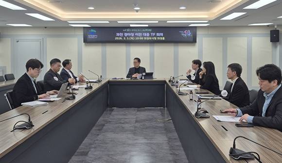 경기도 의정부시청 회의실에서 주요 관계자들이 모여 과천경마장 이전 유치를 위한 입지 발굴 및 대응 전략을 진지하게 논의하고 있다. [사진=의정부시]