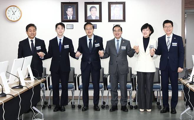 지난달 23일서울 영등포구 더불어민주당 당사에서 열린 중앙당공천관리위원회 2차 회의 및 광역단체장 후보자 면접에서 서울시장 후보들이 손을 맞잡고 기념촬영을 하고 있다. 왼쪽부터 김영배 의원, 김형남 전 군인권센터 사무국장, 박주민·박홍근·전현희 의원, 정원오 성동구청장. 뉴스1