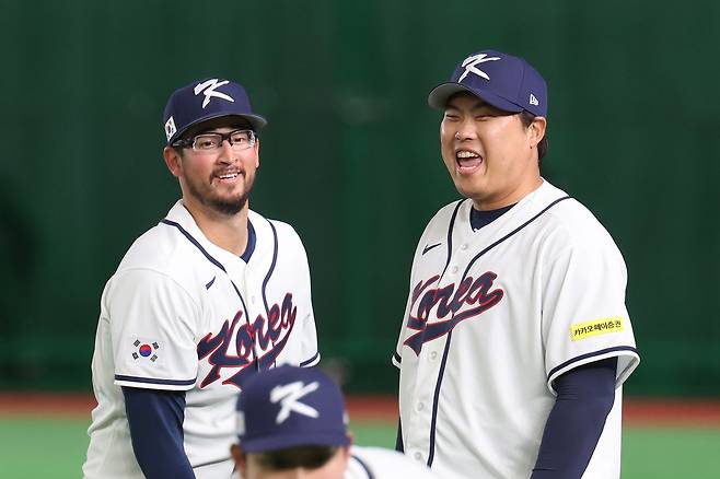 한국계 빅리거 데인 더닝(왼쪽)과 함께 즐겁게 훈련하는 류현진. 연합뉴스