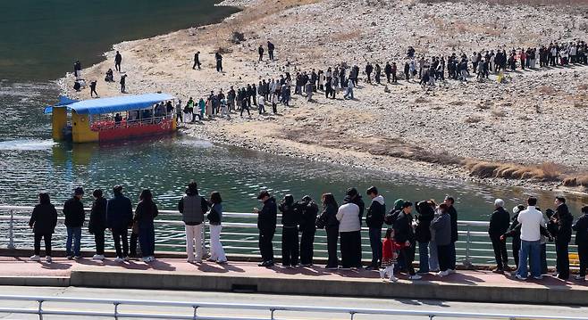 왕과 사는 남자'의 흥행에 힘입어 조선 제6대 임금 단종의 유배지인 청령포를 찾는 방문객의 발길도 줄을 잇고 있다. [사진 영월군]