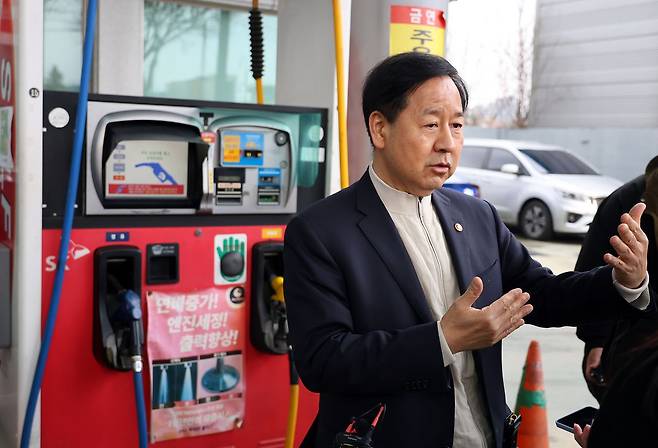 구윤철 부총리 겸 재정경제부 장관이 6일 대전 유성구의 한 주유소 현장을 방문해 상황을 점검하고 있다. 연합뉴스