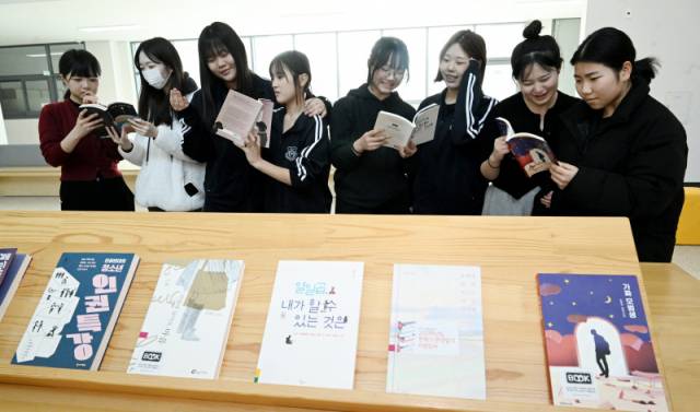 ▲ 2026학년도를 맞아 춘천기계공고에 처음으로 여학생이 입학했다. 학생들이 학교 휴게공간에서 함께 책을 읽고 있다.  김정호 기자