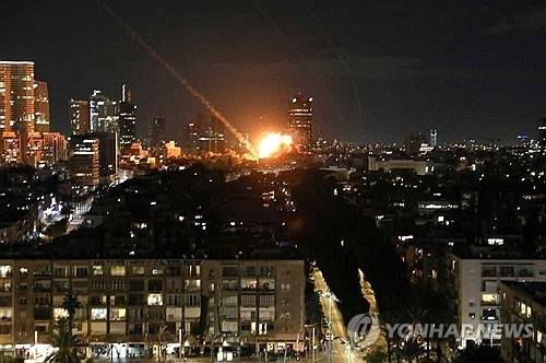 ▲ 이스라엘 텔아비브 공습하는 이란 [타스/연합뉴스 자료사진]