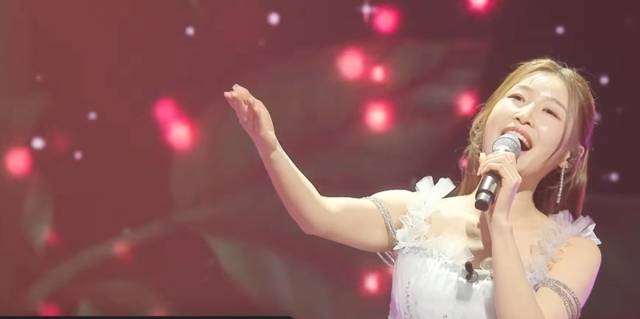 ▲ 지난 5일 방송된 ‘미스트롯4’에서 이소나가 ‘사랑의 생명의 꽃’을 부르고 있는 모습. 출처=TV조선