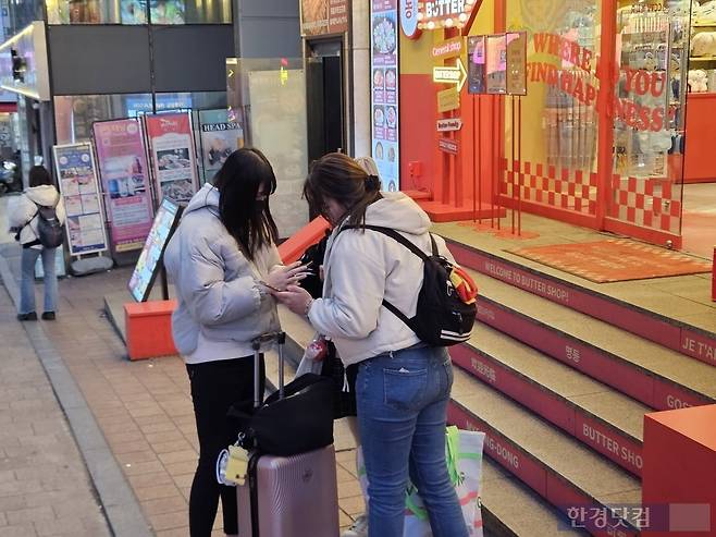 지난 3일 오후 5시경 서울 중구 명동거리에 20대 중국인 관광객 3명이 네이버지도를 보며 길을 찾고 있다. /사진=박수빈 기자