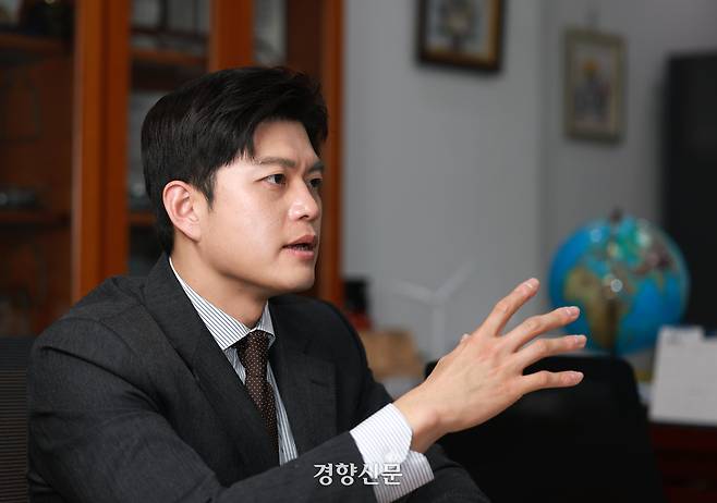 김용태 국민의힘 의원이 5일 국회 의원회관 사무실에서 경향신문과 인터뷰하고 있다. 정지윤 선임기자