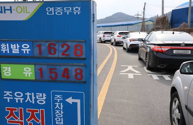 More than 100 cars line up at a gas station in Anyoung-dong, Jung-gu, Daejeon, on Thursday afternoon, where gasoline was sold at 1,628 won per liter, far below the national average of 1,834.32 won. (Yonhap)