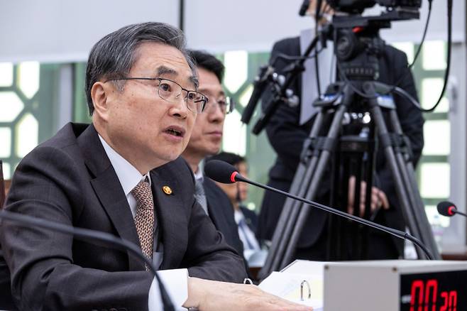 조현 외교부 장관이 6일 서울 여의도 국회에서 열린 외교통일위원회 전체회의에서 의원 질의에 답하고 있다. 연합뉴스