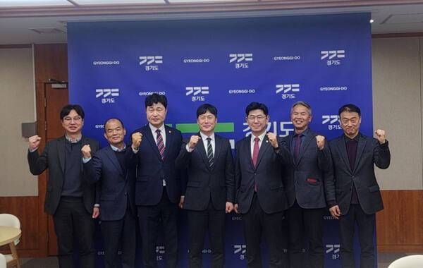 경기도, 양주시, 포천시 등이 6일 경기도 균형발전기획실장실에서 간담회를 열고 군사시설보호구역 고도제한 지역의 건폐율 완화방안을 협의하고 기념촬영을 하고 있다. (왼쪽부터)이상덕 양주시 도시과장, 정승남 양주시 도시주택국장, 이영주 도의원, 조정석 경기도 균형발전기획실장, 포천시 윤충식 도의원, 임승일 포천시 안전도시국장, 이진희 포천시 도시정책과장. 양주시 제공