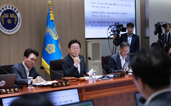 이재명 대통령이 29일 서울 용산 대통령실 청사에서 열린 국무회의에서 김영훈 고용노동부 장관의 산업재해 대책 발표를 듣고 있다. 2025.7.29 / 사진=연합뉴스