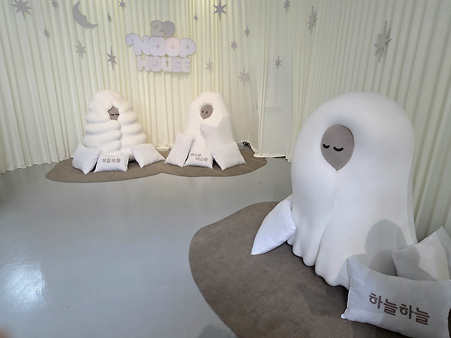 29CM는 오는 8일까지 서울 성수동 어브스튜디오에서 침구를 주제로 한 팝업스토어 ‘29 눕 하우스’를 운영한다. [김혜진 기자]