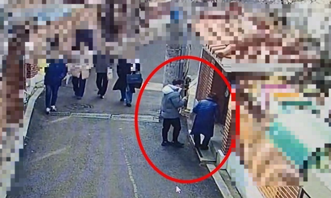 피의자가 고령 노인의 주거지로 함께 들어가는 장면. [종암경찰서]