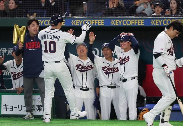 5일 일본 도코돔에서 열린 2026 월드베이스볼클래식(WBC) 조별리그 C조 1차전 한국과 체코의 경기. 3회초 1사 한국 셰이 위트컴이 솔로 홈런을 친 뒤 류지현 감독의 하트를 받고 있다. 사진=연합뉴스