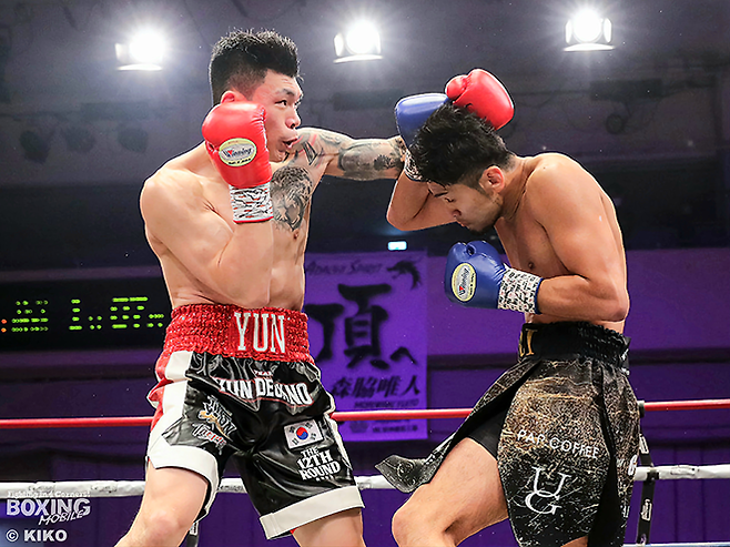 챔피언 윤덕노가 2025년 12월 일본 도쿄 고라쿠엔홀 세계복싱기구 아시아태평양 및 동양태평양복싱연맹 슈퍼미들급 통합타이틀매치에서 도전자 모리와키 유이토를 공격하고 있다. 사진=ボクシングモバイル(boxmob.jp) 제공
