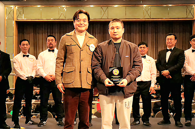 더원프로모션 신홍균 대표가 2025년 12월 스위스그랜드호텔서울 컨벤션센터에서 KBM 이민영 슈퍼바이저로부터 2025 동양태평양복싱연맹 올해의 매치메이커 트로피를 전달받은 후 기념 촬영을 하고 있다. 사진=한국복싱커미션