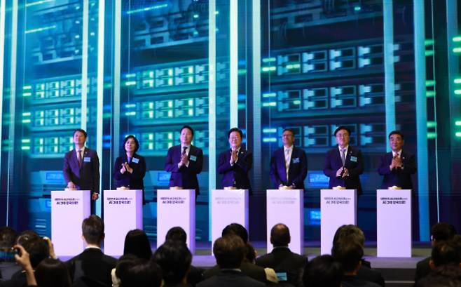 이재명 대통령이 20일 울산전시컨벤션센터에서 열린 울산 AI데이터센터 출범식에서 참석자들과 함께 세리머니를 하고 있다. 왼쪽부터 안덕근 산업통상자원부 장관, 최민희 국회 과학기술정보방송통신위원장, 최태원 SK그룹 회장, 이 대통령, 프라사드 칼야나라만 AWS 인프라 총괄 대표, 유상임 과학기술정보통신부 장관, 김두겸 울산광역시장. / 사진=뉴시스
